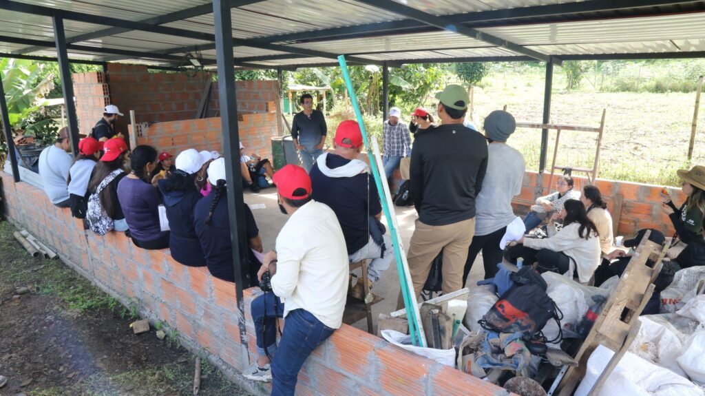 Grupo de participantes reunido en una estación rural durante la jornada