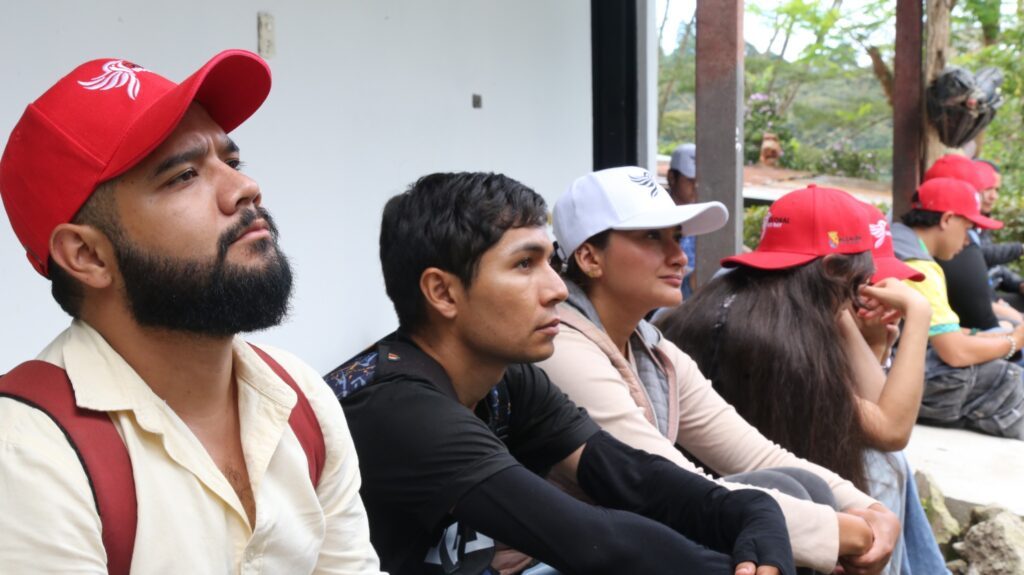 Participantes escuchan una explicación durante la jornada de observación de aves