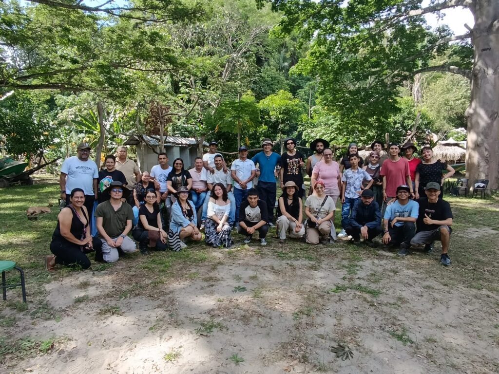 Grupo de participantes del recorrido de observación de aves en un entorno rural