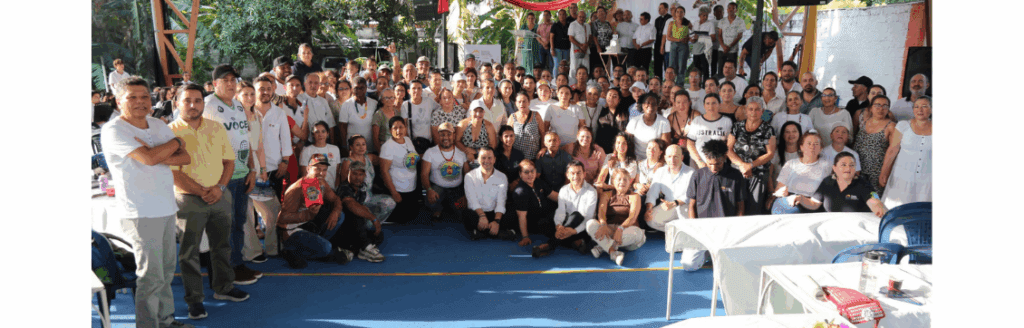 Participantes de la celebración de los 20 años del PDPMC posan en grupo