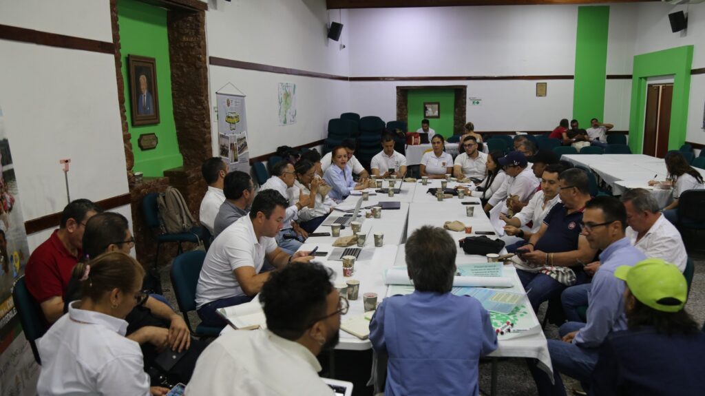 Participantes reunidos en una mesa de trabajo durante la 44.ª Mesa Interinstitucional