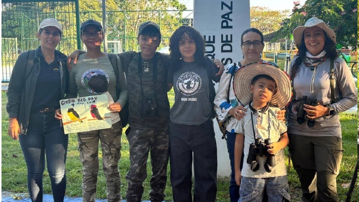 Participantes del Global Big Day observan aves en el Magdalena Centro.